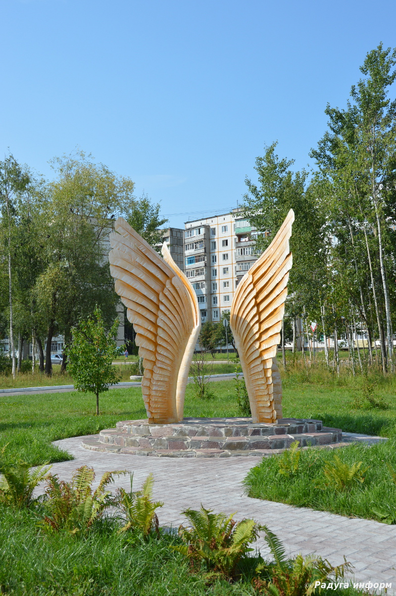 "Ангельские крылья", установленные возле кафе "Натали"