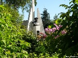 Вид на памятник И.С. Косьминову