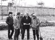 Участник фотоконкурса: А. П. Павлов. Субботник возле дома №35 1-го квартала, начало 80-х гг.