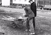 Участник фотоконкурса: А. П. Павлов. Субботник возле дома №35 1-го квартала, начало 80-х гг.