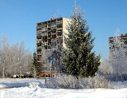 Вид на автобусную остановку и на дом №13 1 -го квартала